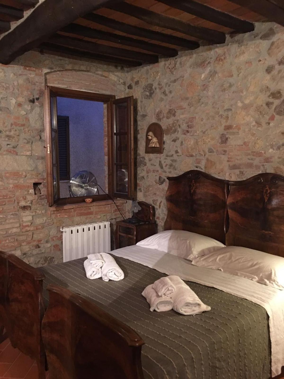 La Divina Dimora Il Castello Degli Spiriti Magni Apartment Montepescali Luaran gambar
