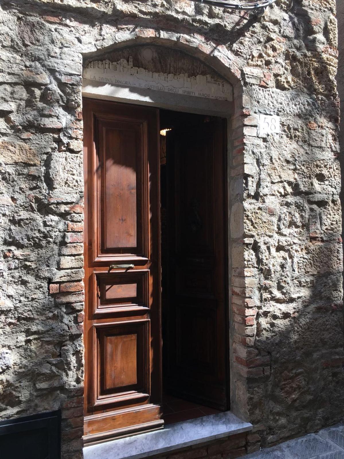 La Divina Dimora Il Castello Degli Spiriti Magni Apartment Montepescali Luaran gambar